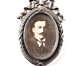 Antique Art Nouveau Framed Portrait Photo circa 1900s