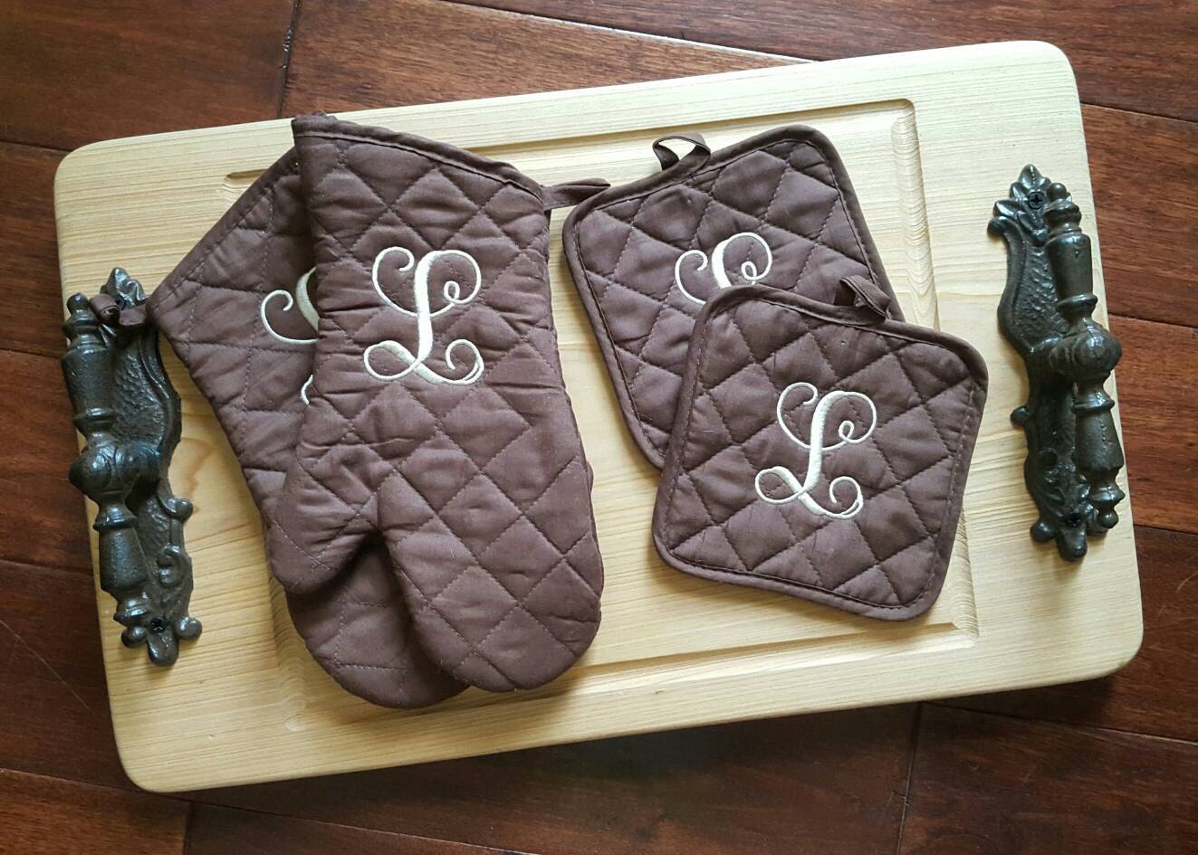 Personalized kitchen set. 2 oven mitts and 2 pot holders with