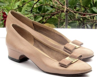 Salvatore Ferragamo Shoes Sz. 6.5, Caramel Leather Pumps with Signed Ferragamo Vara Bows