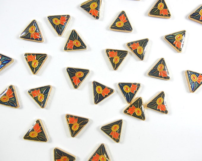 27 Vintage Floral Triangle Flatbacks