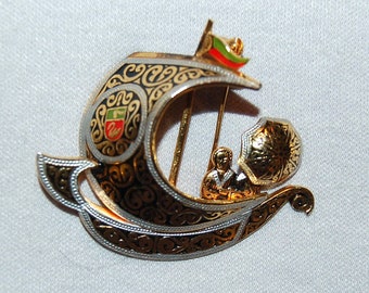 Vintage / Damascene / Ship / People / Parasol / Sail Boat / Brooch / Red / Green / Enamel / old / jewelry / jewellery
