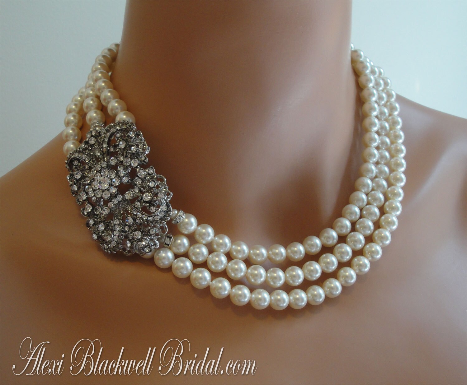 Complete Bridal Jewelry Set Pearl Necklace with brooch