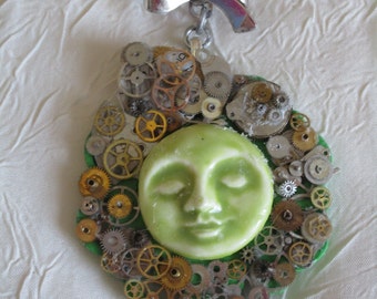 Broche métal argenté et céramique "Petite lune steampunk"