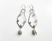 sterling silver earrings, freshwater pearl earrings,  hammered earrings, pearl earrings, wedding jewellery, bridal accessories,