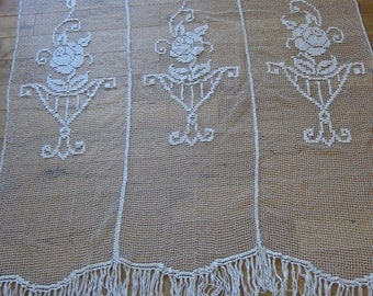 Filet lace curtain with 3 panels with floral pattern and deep fringing