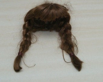 DIY puppet workshop puppet clinic: (Red) brown wig with pigtails. Circumference approx 23 cm. Used but overall quite good condition. VINTAGE