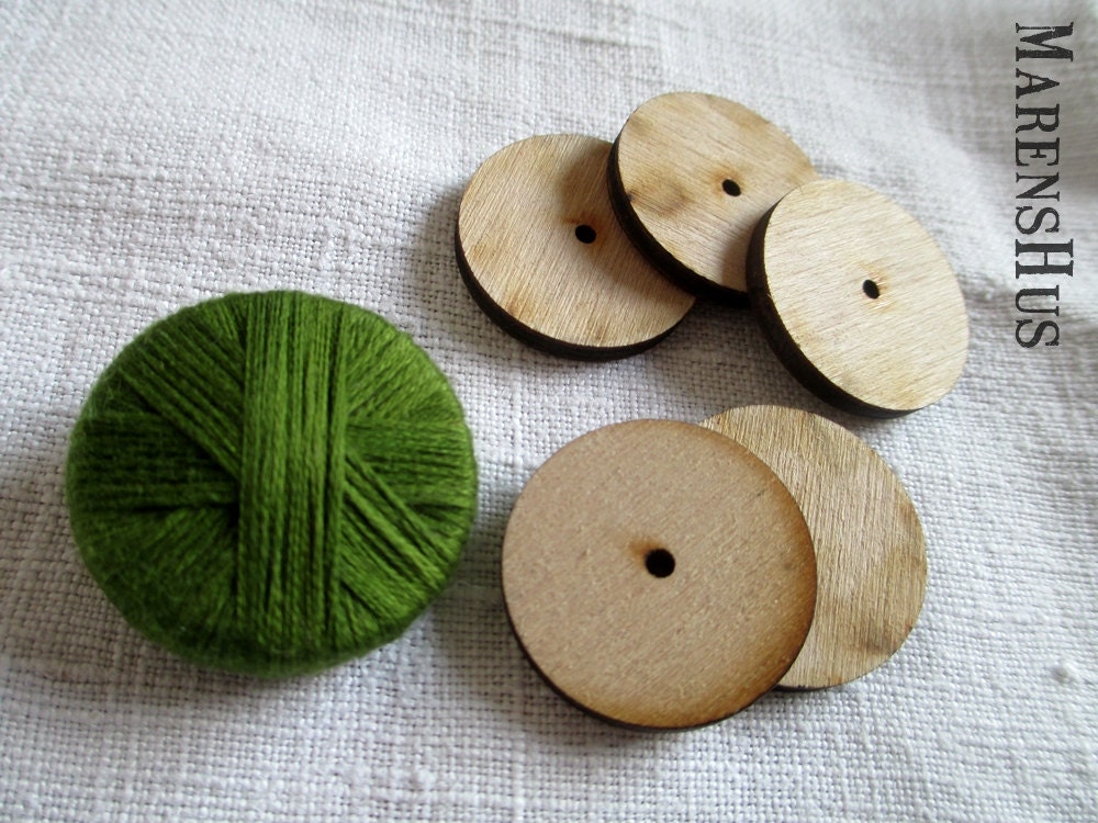 How to make a yarn button 5) Round button: Ch4 and ss in first ch to make a ring. Ch3 (counts as a tr), work 15tr in ring. Ch3 (counts as a tr), work 15tr in ring. Break off yarn, leaving a long yarn tail; thread this through a yarn needle.