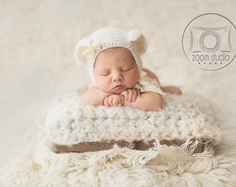 Prop cream blanket for newborn photo props made with bulky yarn