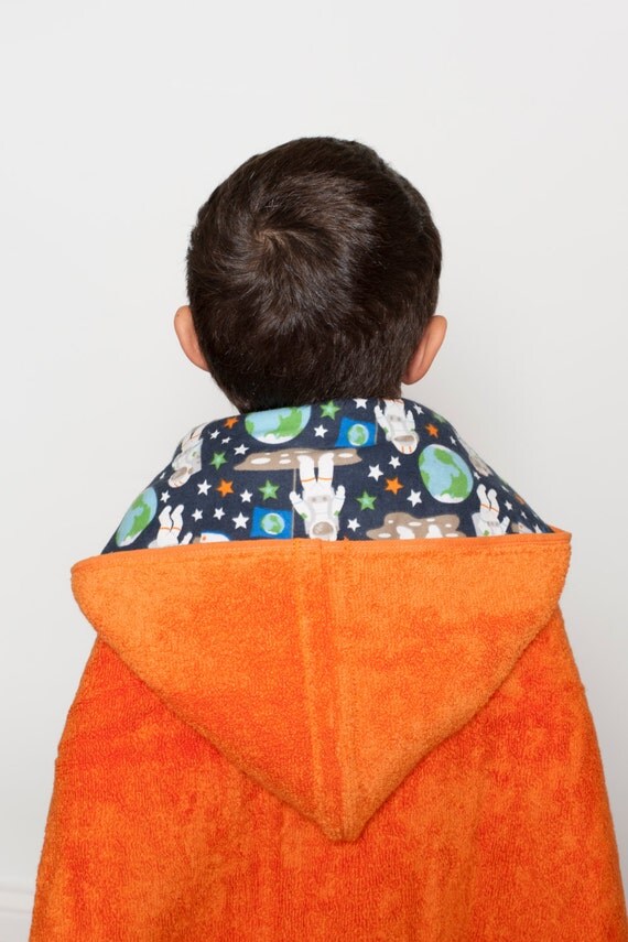 Hooded bath towel for boys with astronaut flannel