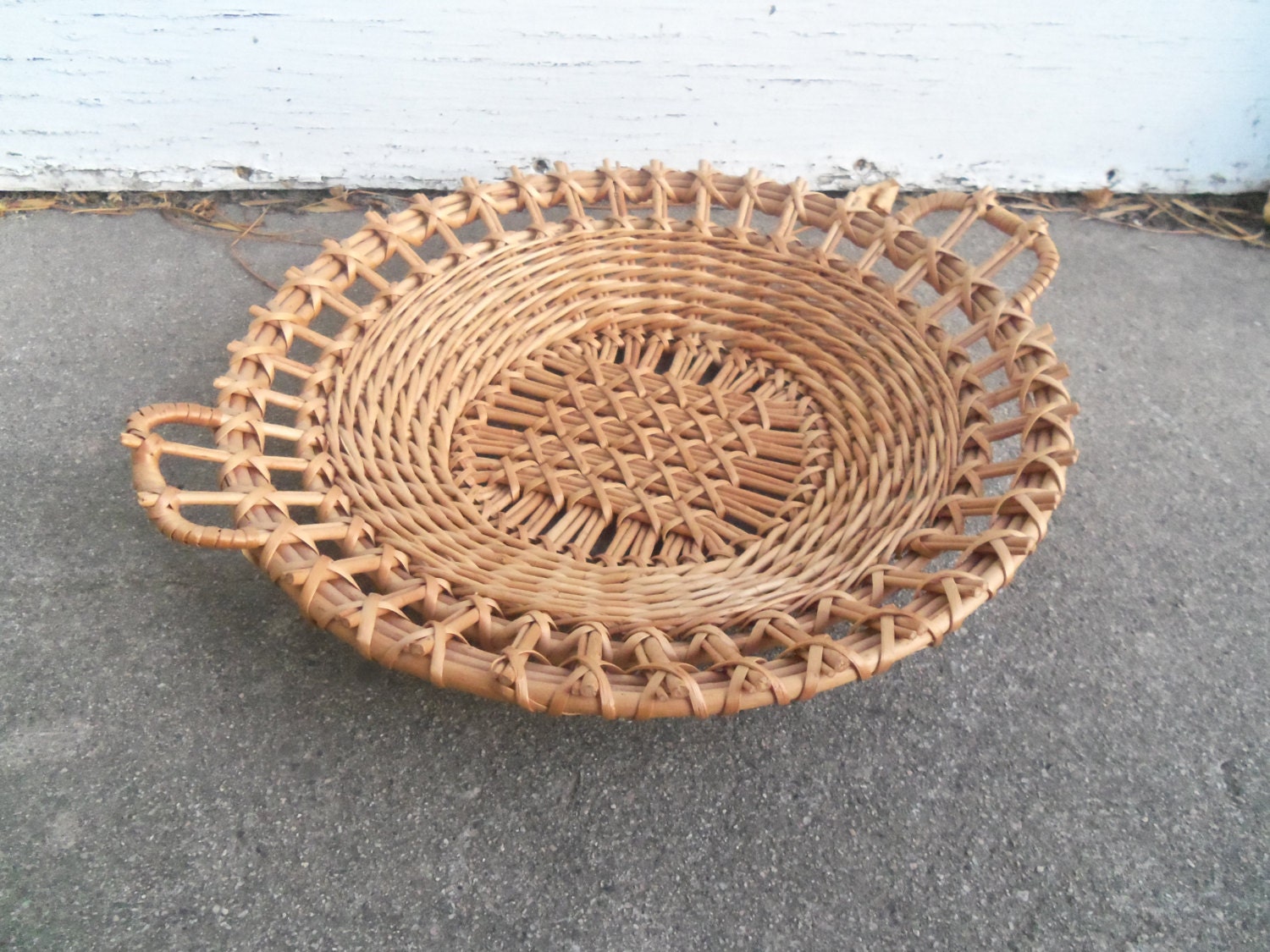 Vintage Shallow Wicker Basket by bettyrayvintage on Etsy