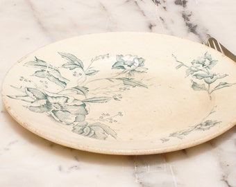 Assiette plate à décor de fleurs vertes