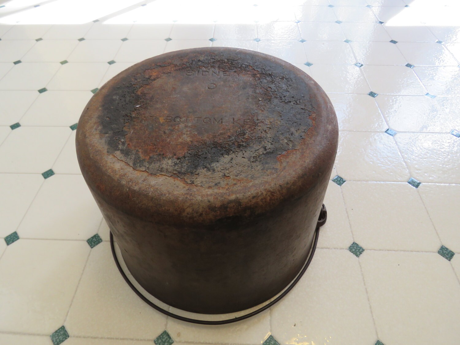 Sidney Hollow Ware Flat Bottom Cast Iron Kettle Large