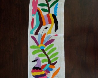 Hand embroidered Otomi Table Runner "Tira"