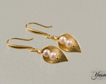Pearl on Calla flower gold plated