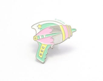Pastel Ray Gun Enamel Pin - Soft Enamel Pin Cloisonné Raygun Lapel Pin Pastel Gun Pin Badge Kawaii Laser Gun Pin Sci-Fi Ray Gun