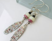 Cream, carnation, and black speckled drop earrings   MJ15-013E