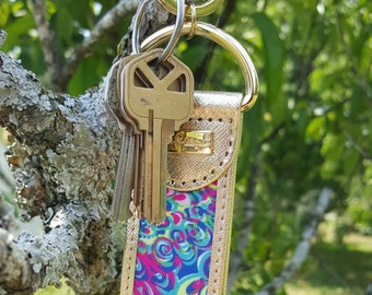 Lilly Pulitzer Monogrammed Key Fob keychain! Makes the perfect gift for others or yourself! Lots of monogram font and color options!