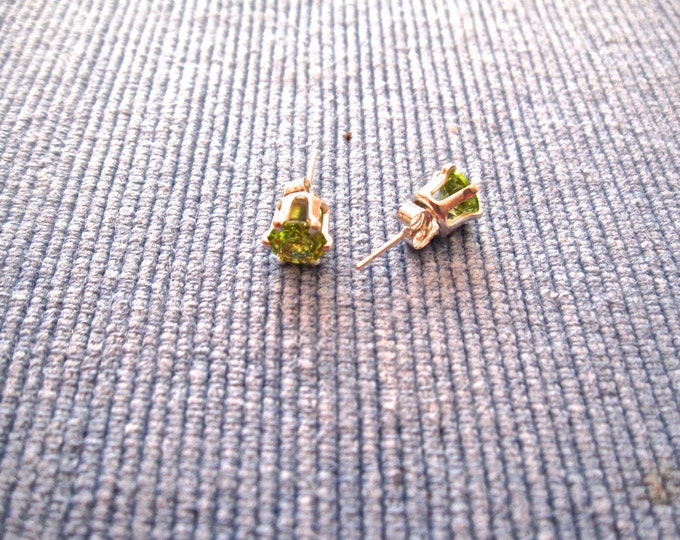 Peridot Stud Earrings, 6mm Round, Natural, Set in Sterling Silver E847