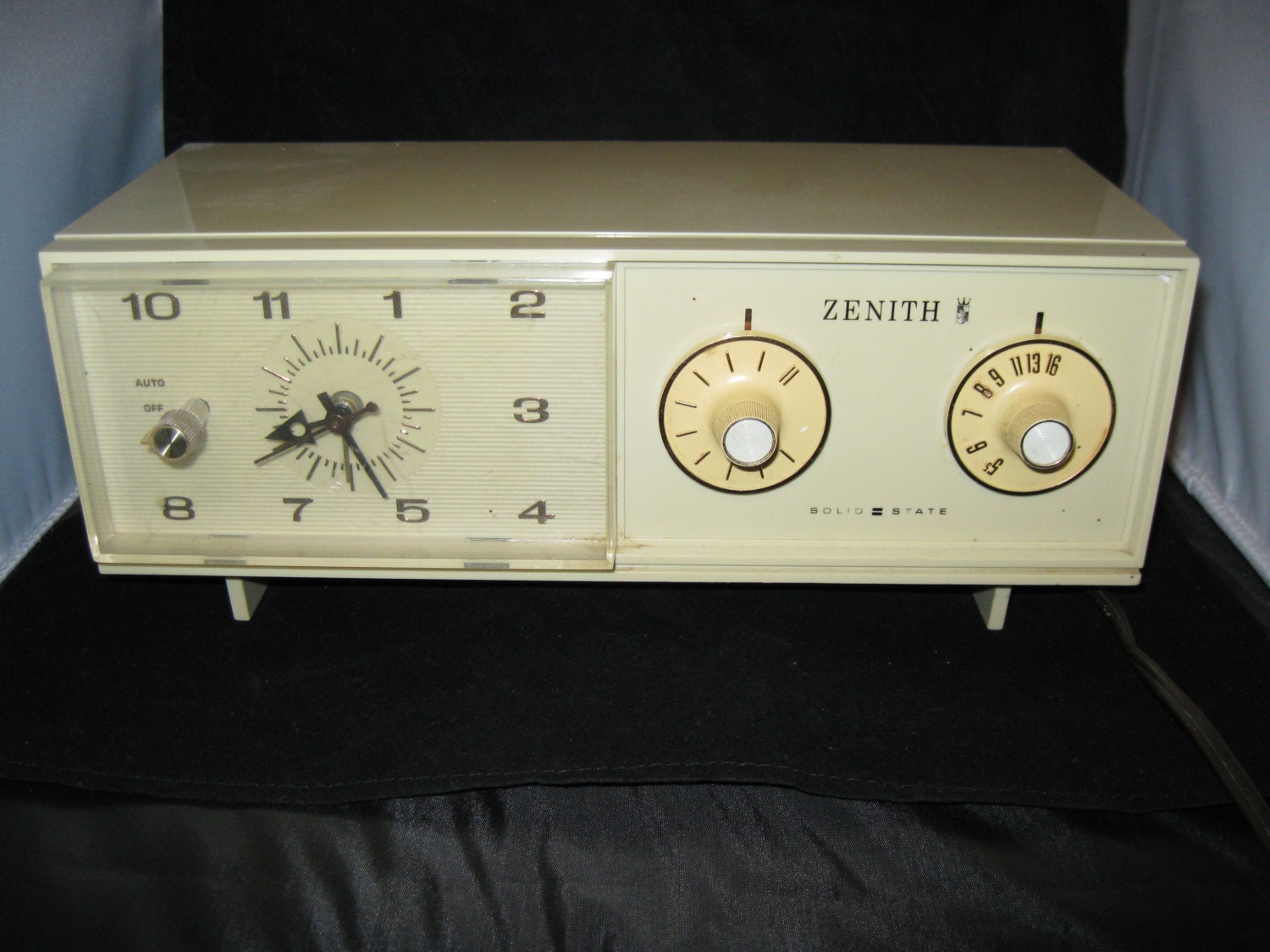 Vintage Zenith Solid State Alarm Clock AM Radio by RobsHobbies