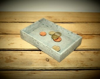 Useful concrete tray with pyramidal border - inclined inside wall: coin tray, cosmetics tray, organiser, jewellery tray. Beton modern decor