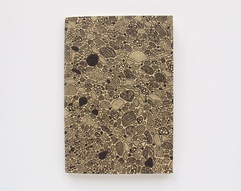 A6 sewn notebook with hand-drawn cover | Caderno A6 com desenho da capa feito à mão, lombada cosida