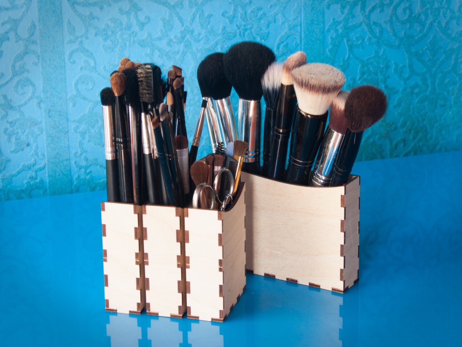 Makeup holder box product and brush storage by XyKit
