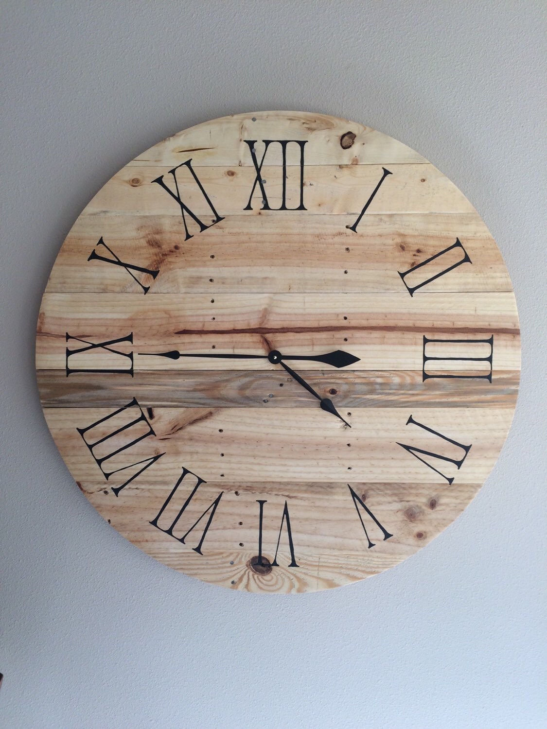 Rustic Pallet Clock made with Repurposed Pallet Wood
