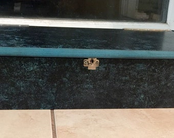 Dog bowl stand with lid