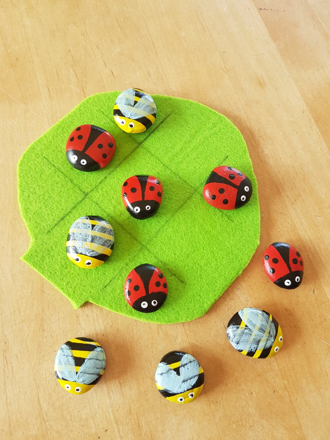 Pebble game TIC TAC TOE Game Bee &amp; Ladybug