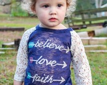Believe, love, faith, hope Kids Raglan