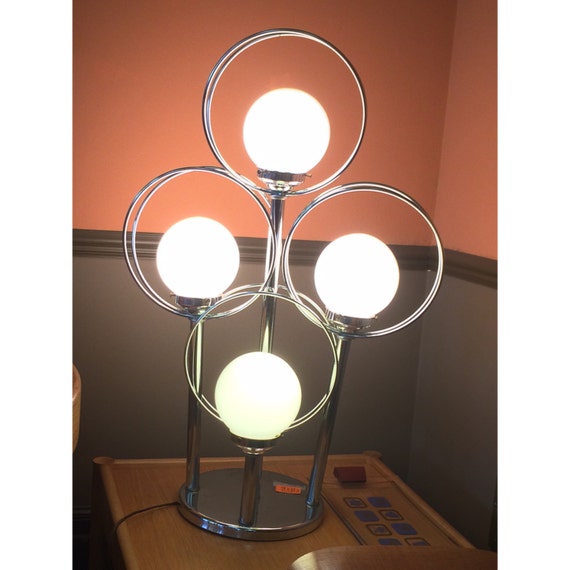 What are some ways to find vintage table lamps?