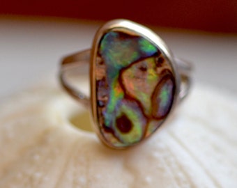 Abalone Shell Ring. Sterling Silver Ring. Green Flash Siversmith Silver Ring. Fine Jewelry. Size 8.25.
