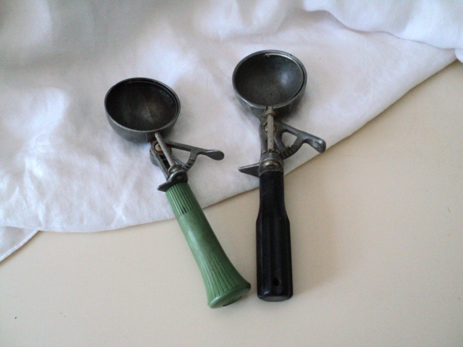 2 Vintage Ice Cream Scoops. Scoop Master, Japan. Green, Black. Haute Juice