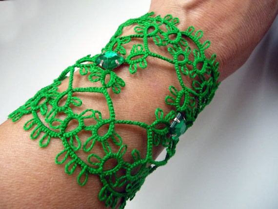 Tatting bracelet " Emerald" - Handcrafted jewelry green - gift for her - party cocktail - OOAK