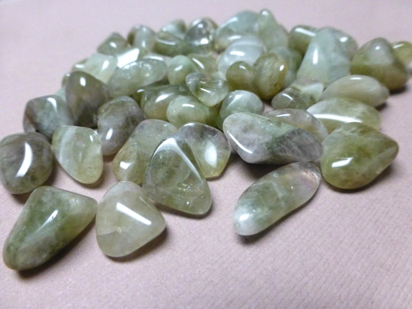 Империал алькор празиолит. Празиолит кристалл. Празеолиты камни что это за камень. Кварц празиолит. Празеолит перламутровый камень.