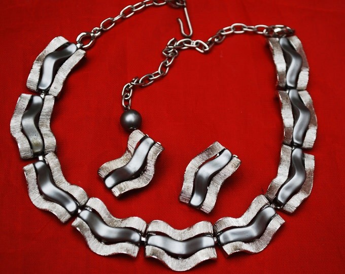 Grey Thermoset Necklace and earring set - Gun Metal - Wave links with silver Mid Century