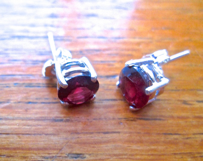 Red Garnet Studs, 7mm Round, Natural, Set in Sterling Silver E886