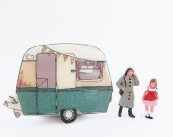 Vintage, retro Thompson Glen mini caravan brooch.