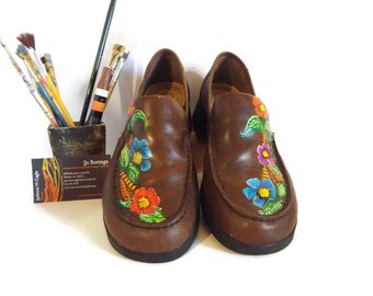 Vintage leather shoes, earth shoe loafers, hand painted shoes, handpainted brown leather, vintage earth shoes, US size 8M leather shoe woman