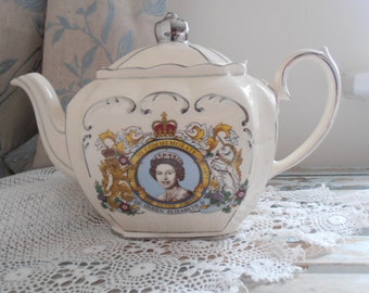 Items similar to Vintage Queen Elizabeth II Silver Jubilee Lithographed ...