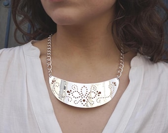 Collier Plastron à Motifs Perforés Argent