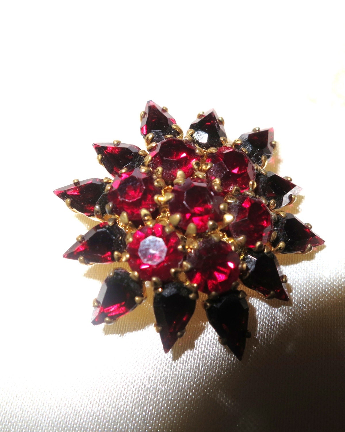 Beautiful Vintage 1950s Goldtone Garnet Rhinestone Star Brooch – Haute 