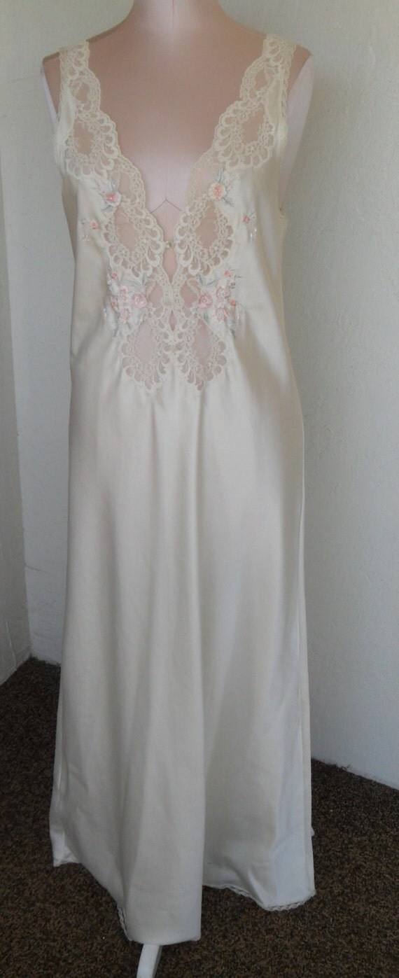 Vintage Sara Beth Peignoir Dressing Gown and Negligee Satin