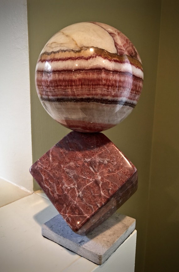 Calcite rouge bagué belle sphère sur la Sculpture en marbre de Base