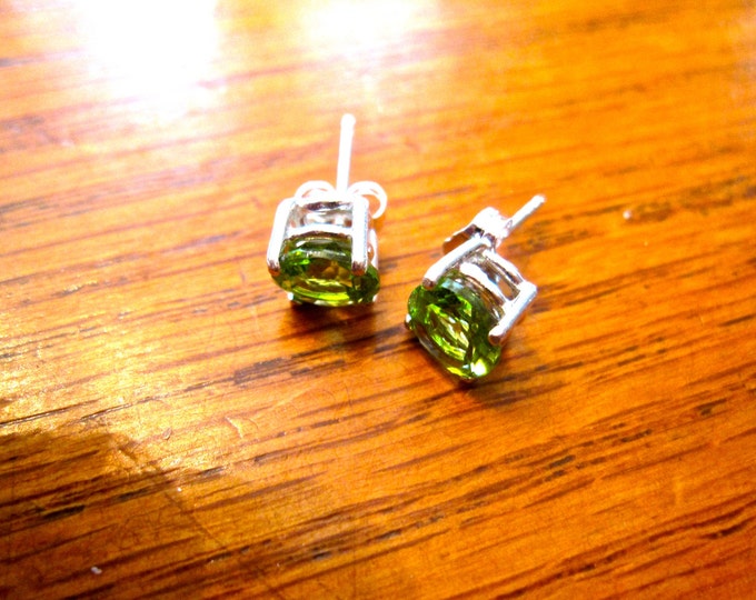 Peridot Stud Earrings, 7mm Round, Natural, Set in Sterling Silver E870