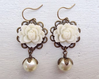Cream Pearl Earrings/Cream Earrings/Ecru Earrings/Pearl Earrings/Rose Earrings/Rustic Wedding Earrings/Bridesmaid Earrings/Woodland Wedding