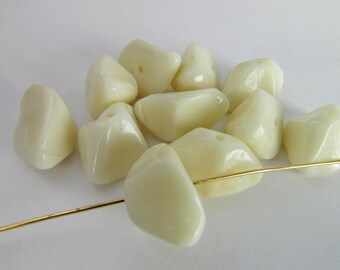 20 Vintage Faux Ivory Coral Boulder Beads Bd169