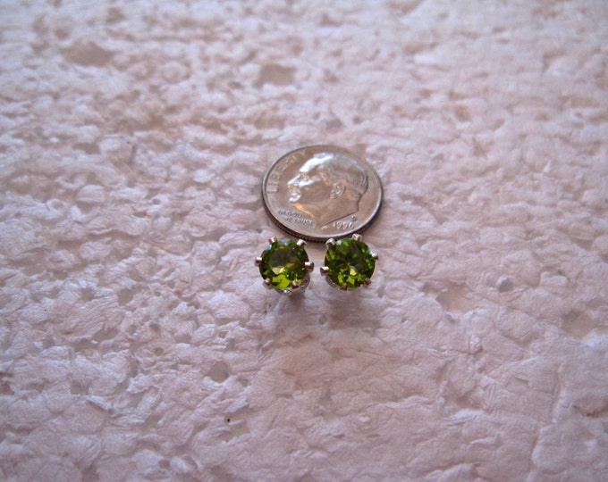 Peridot Stud Earrings, 6mm Round, Natural, Set in Sterling Silver E847