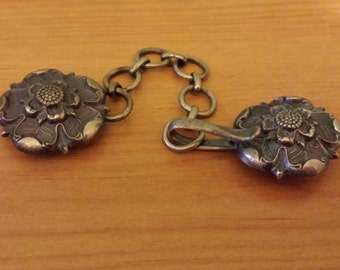 Reproduction Rose Cloak Clasp w/Chain