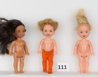 Mattel dolls, 3 1994 dolls 4 inches tall Barbie's little sister Jointed arms and legs smiling Barbie relatives Arms / legs move